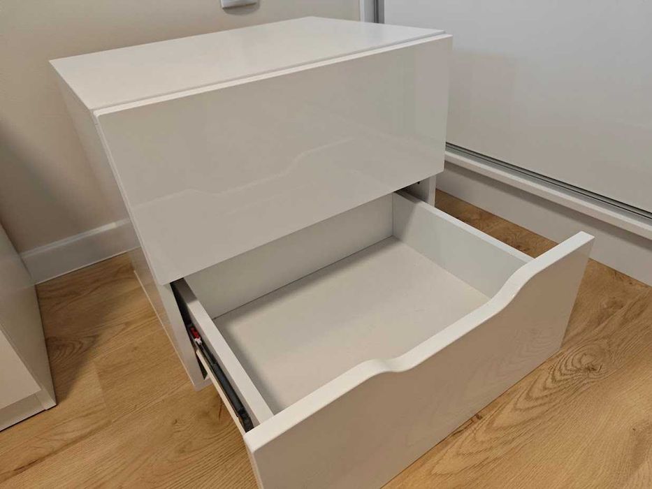 Комплект стилни бели нощни шкафчета