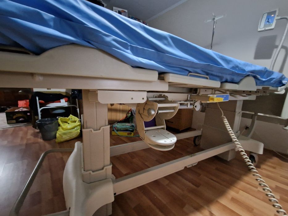 Vand pat mecanic pt persoane imobilizate la pat