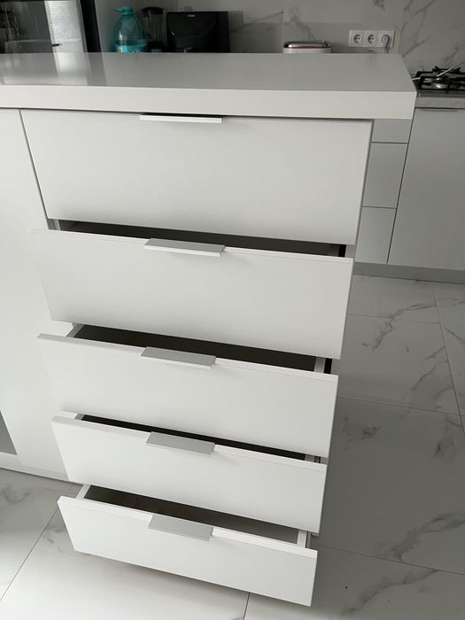 Insulă de bucătărie modernă + 2 scaune de bar– 800 lei (negociabil)