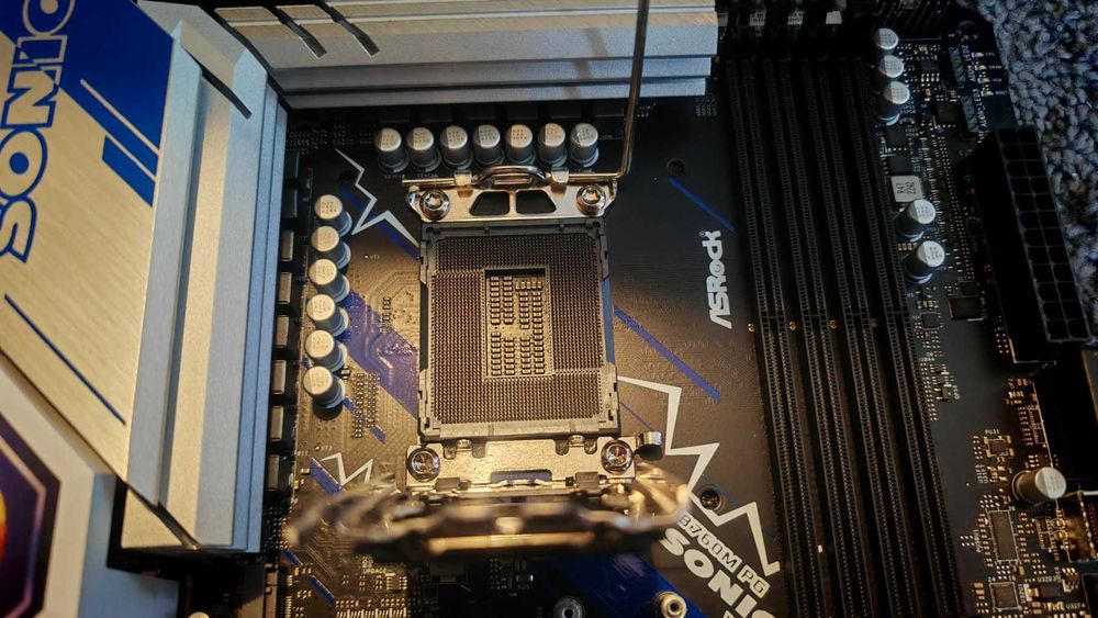 Asrock - B760M SONIC WiFi  LGA 1700 + Intel Core i7-12700KF, 12 Cores