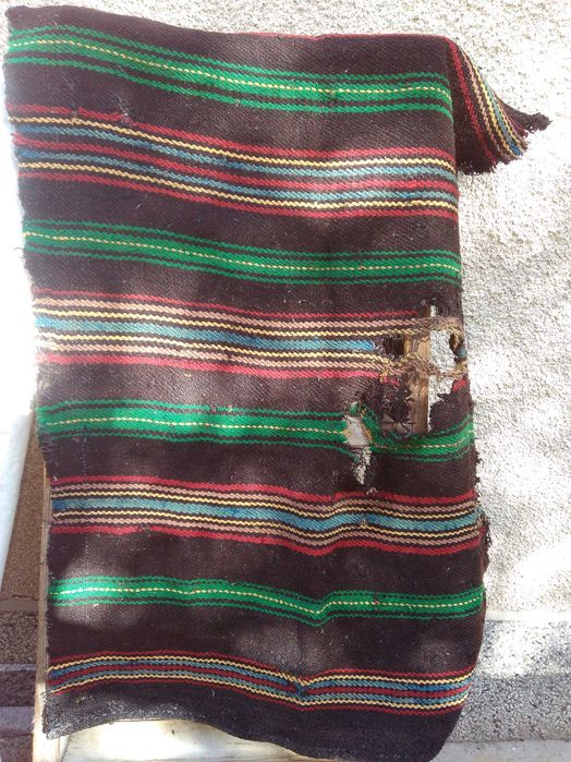 Автентични  фолклорни вещи: торбички, люлка/цедилка и черга/пътека