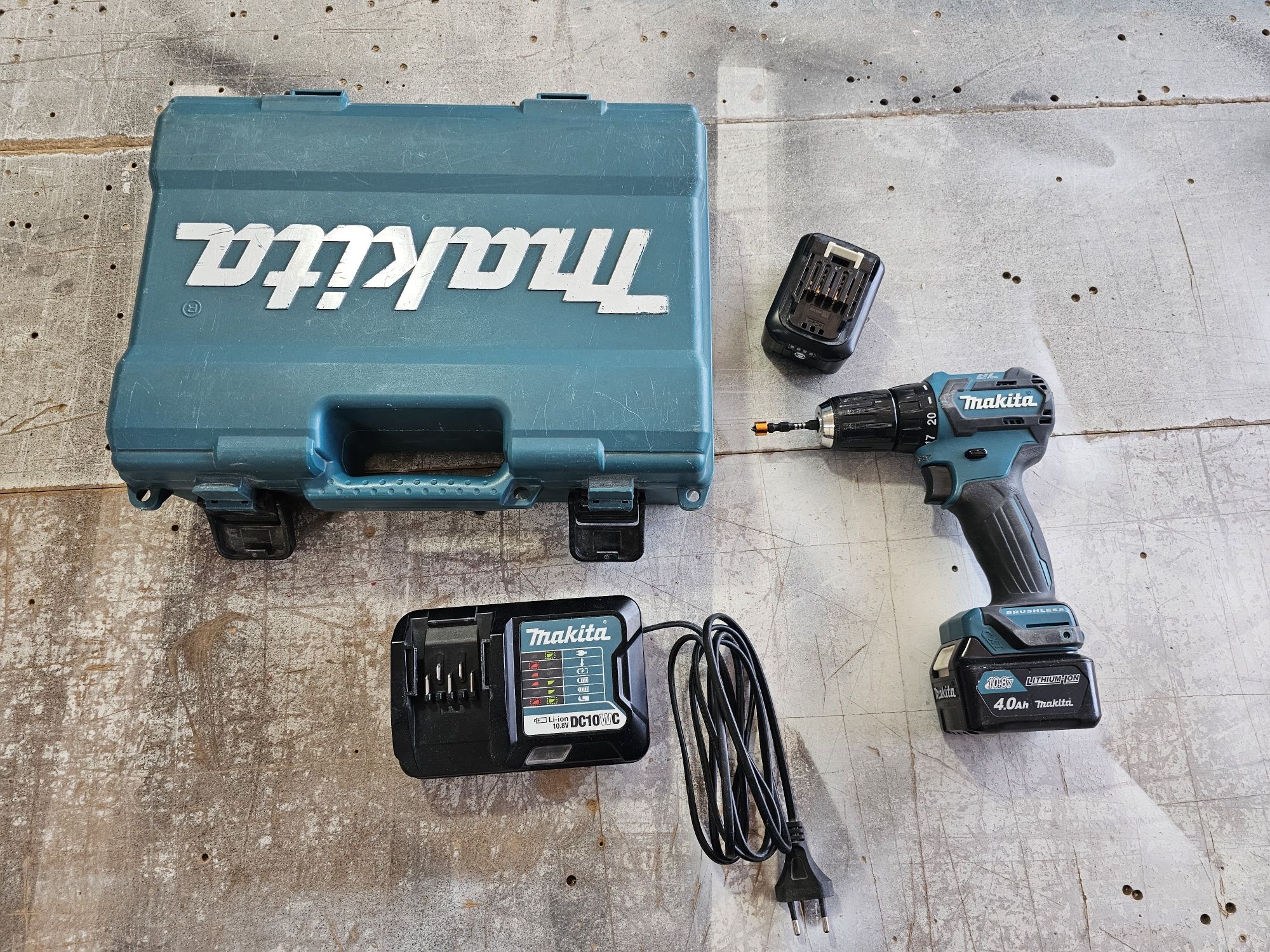 Продам шуруповерт MAKITA DF332