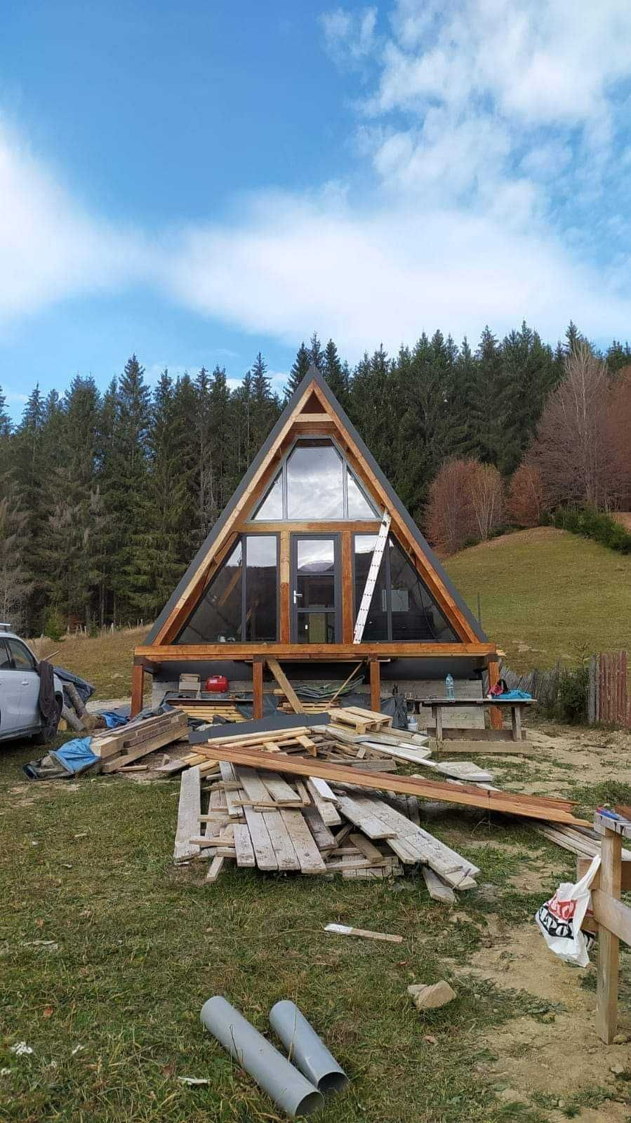 Cabana stil A Frame si casa din structura de lemn de vanzare