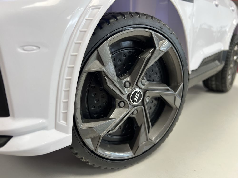 Детска акумулаторна кола Audi RSQ8