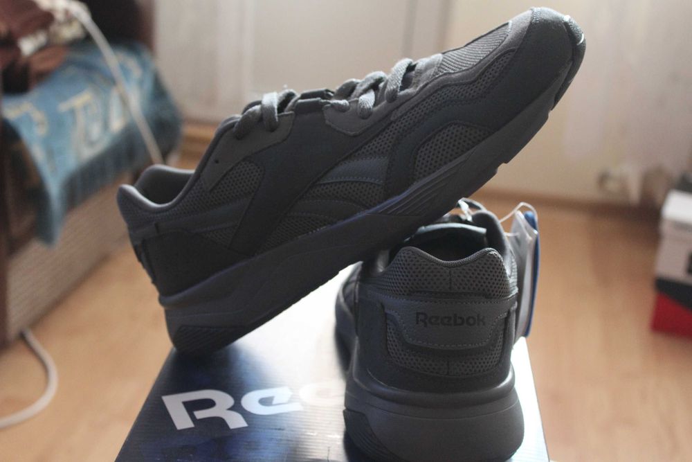 REEBOK, adidasi noi cu etichetă.