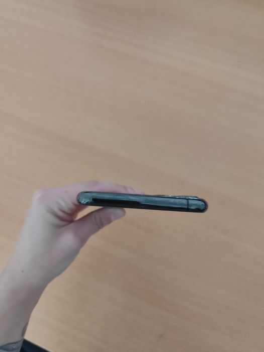 Vând sau schimb iphone 11 pro max , telefonul merge foarte bien ..!