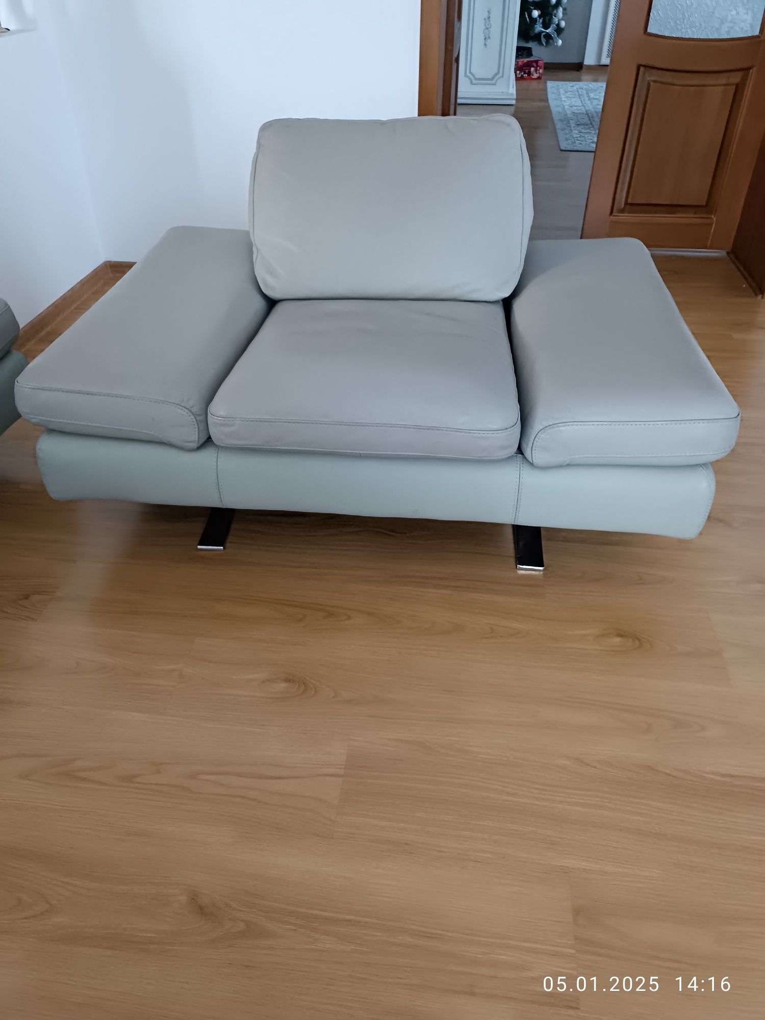 Срочно продается кожаный диван и 2 кресло