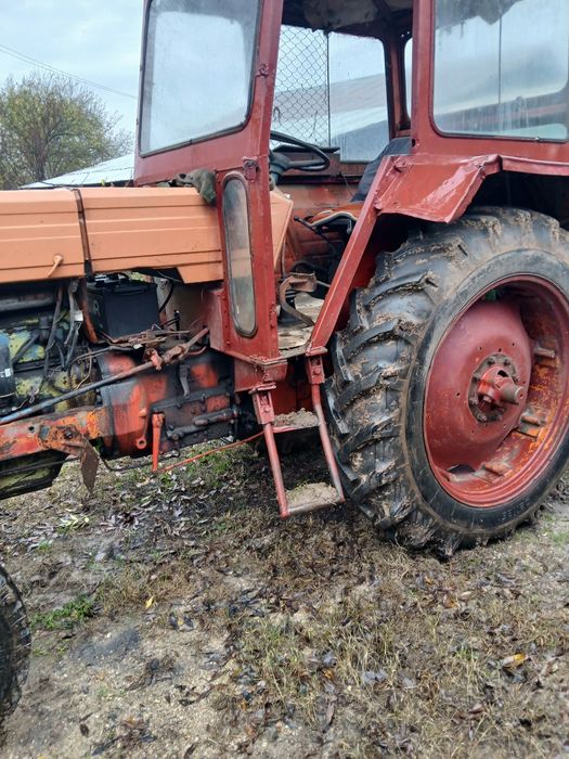 Vând tractor u650 si remorca ,tractor new holland