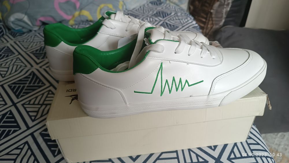 Совершенно новые кроссовки 44 размера