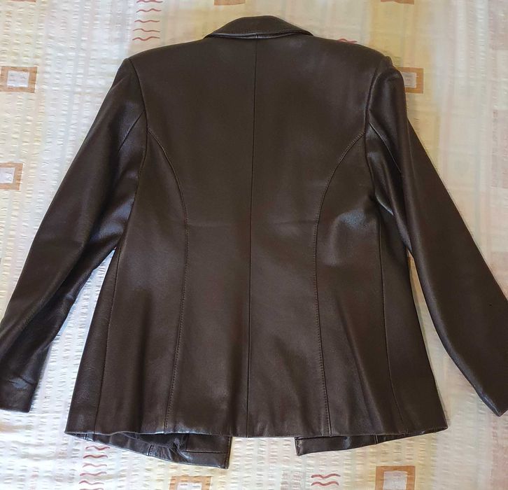 Vând haină de damă din piele naturală maro, românească, NEPURTATĂ