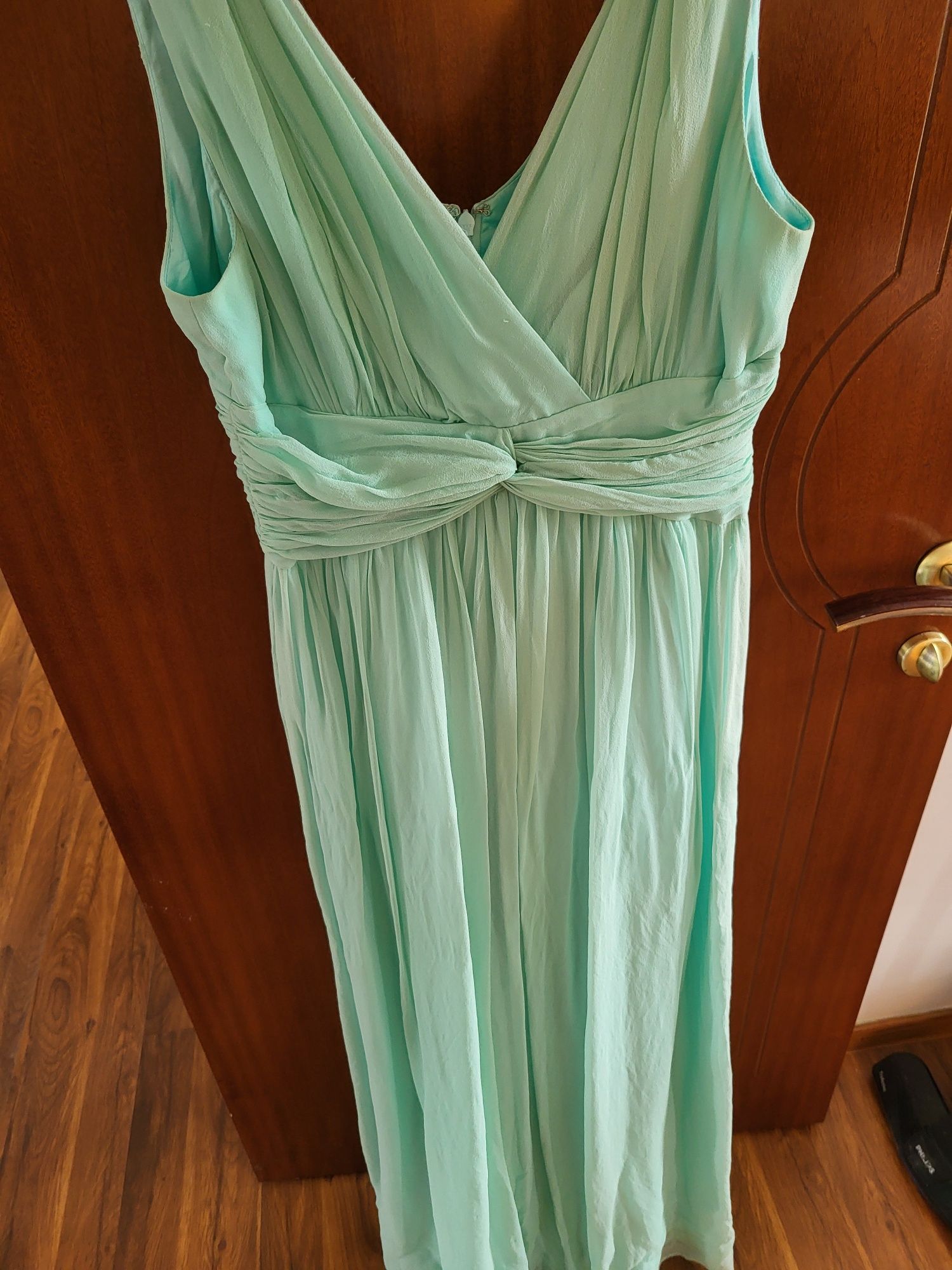 Нежное платье светло-зелёного мясного цвета