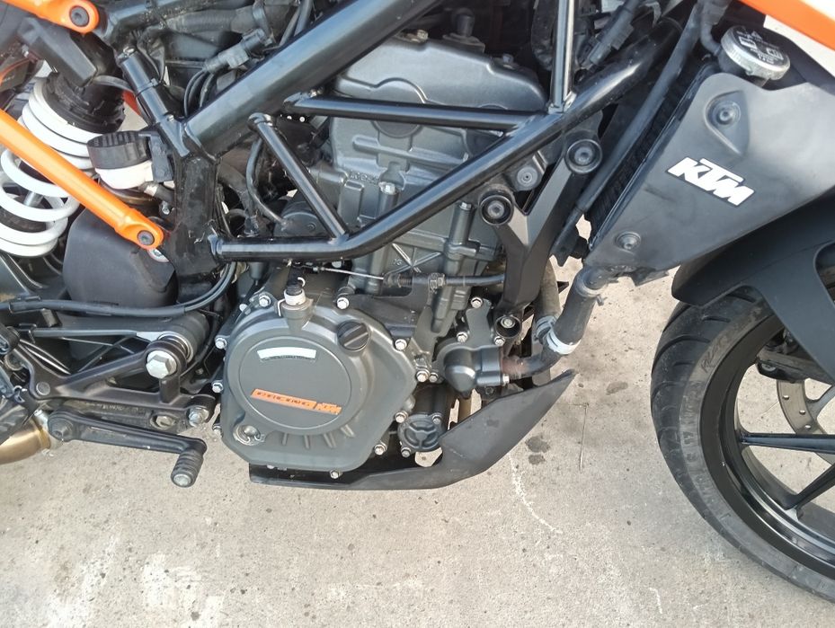 KTM 125 DUKE   A1 se poate conduce de la 16 ani