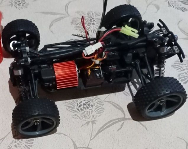 Гоночная машина на пульте управления 1:18.