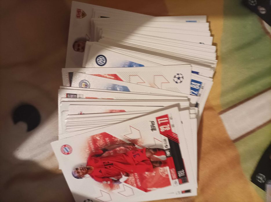 Продавам много футболни карти за 4 лв