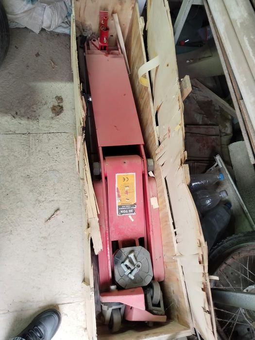 Продам домкрат для грузовых машин