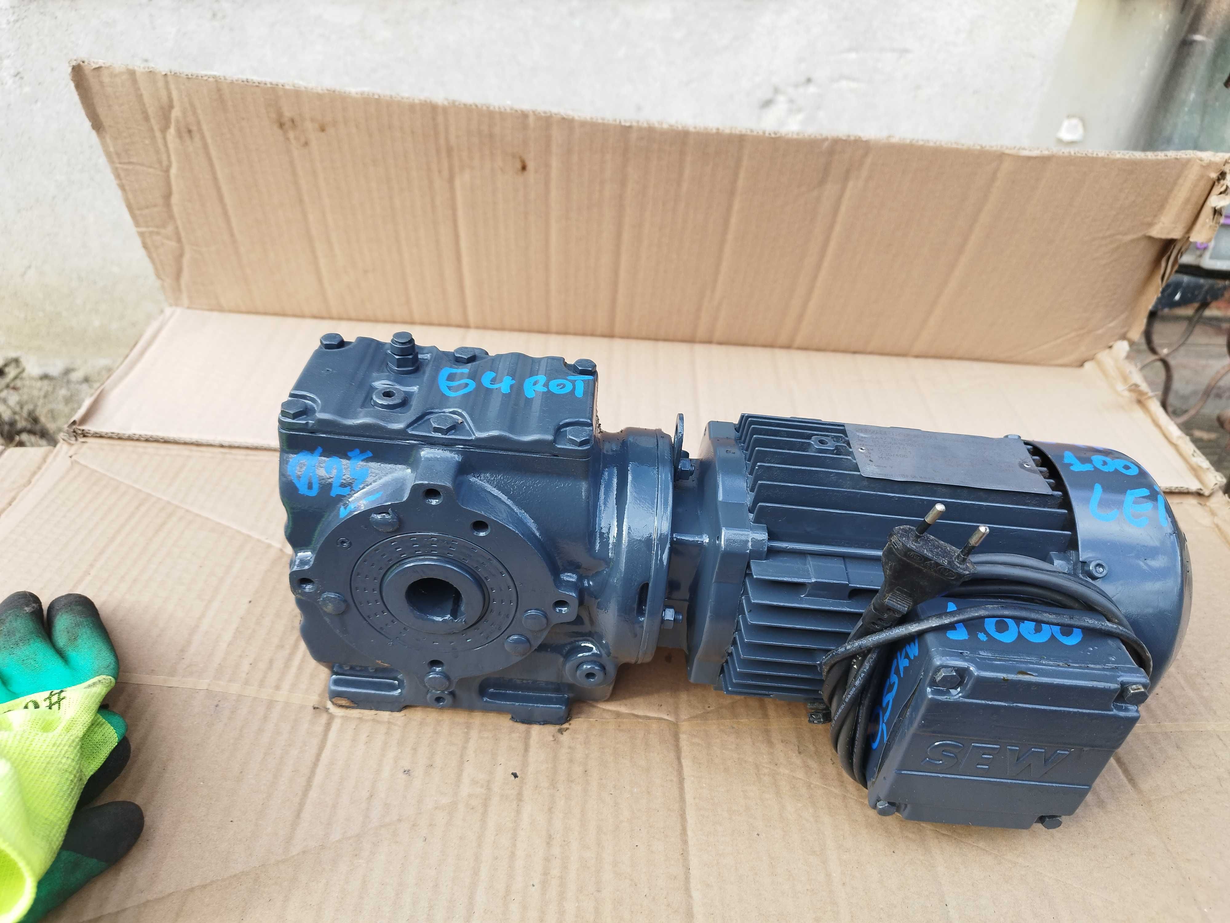 Reductor raport final 64 rotații 220/380 v