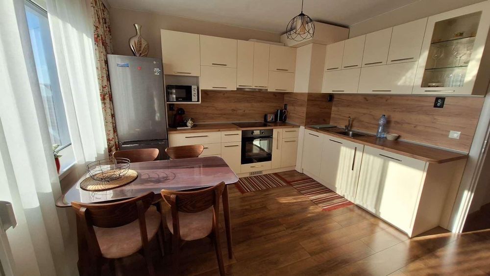 Дава се под наем Двустаен апартамент в Варна, Цветен квартал - 68 кв.м за 650 € - Снимка #1