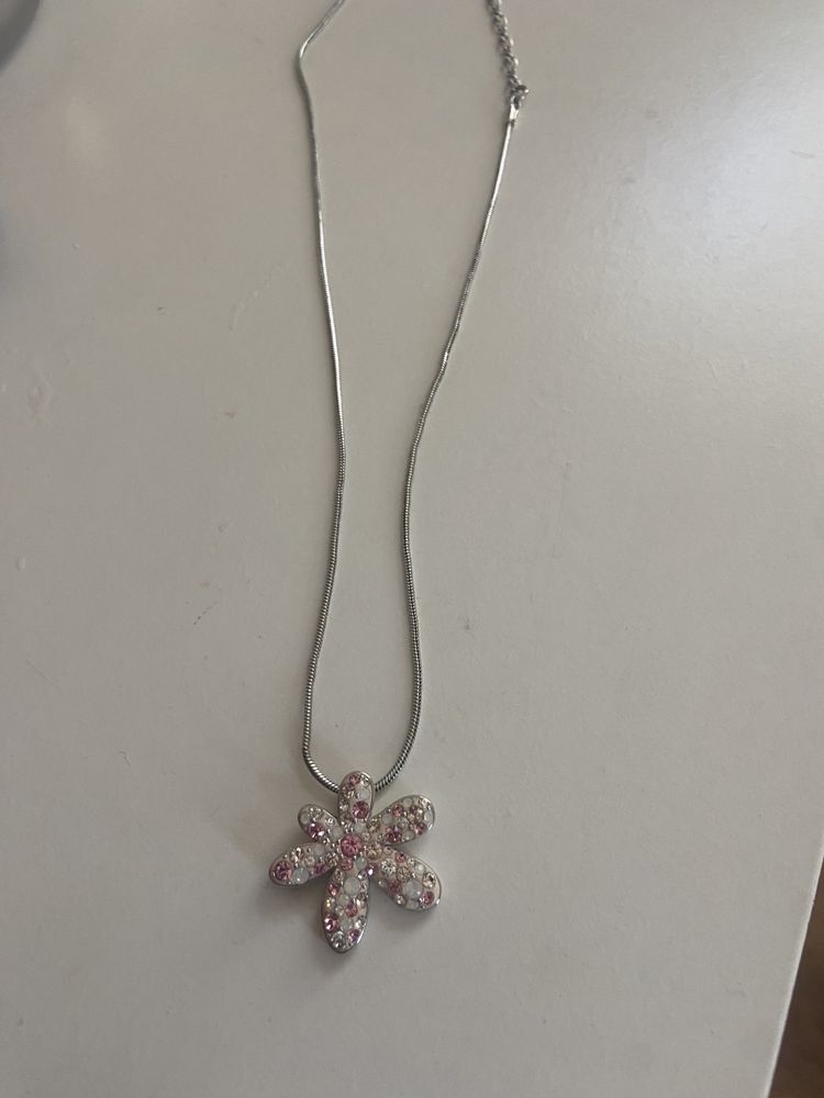 Колие с Розово цвете Swarovski с малки цветни кристали