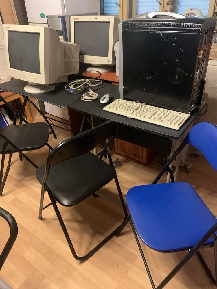 Computere ,colectie (2 computere,1 masină de copiat acte,mese de comp