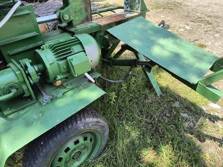 Spărgător lemne cu rampa hidraulica și cârlig remorcare.