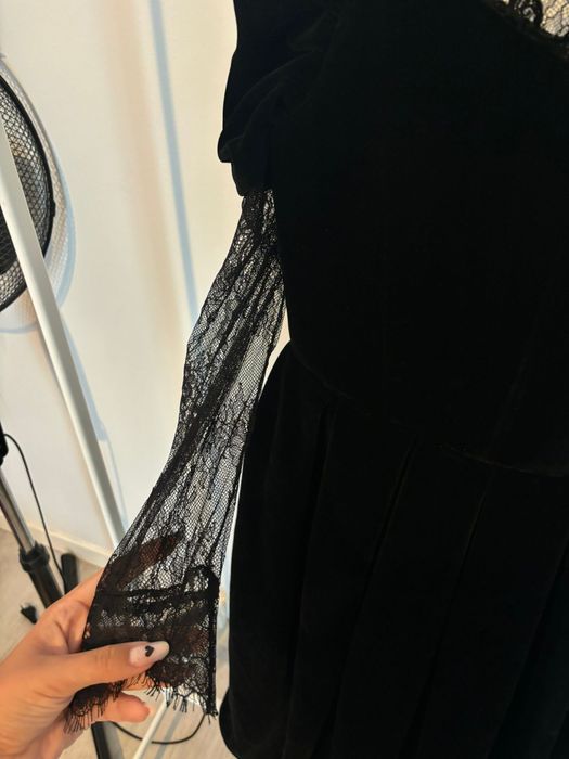 Rochie cu corset din catifea neagră facuta la comanda.