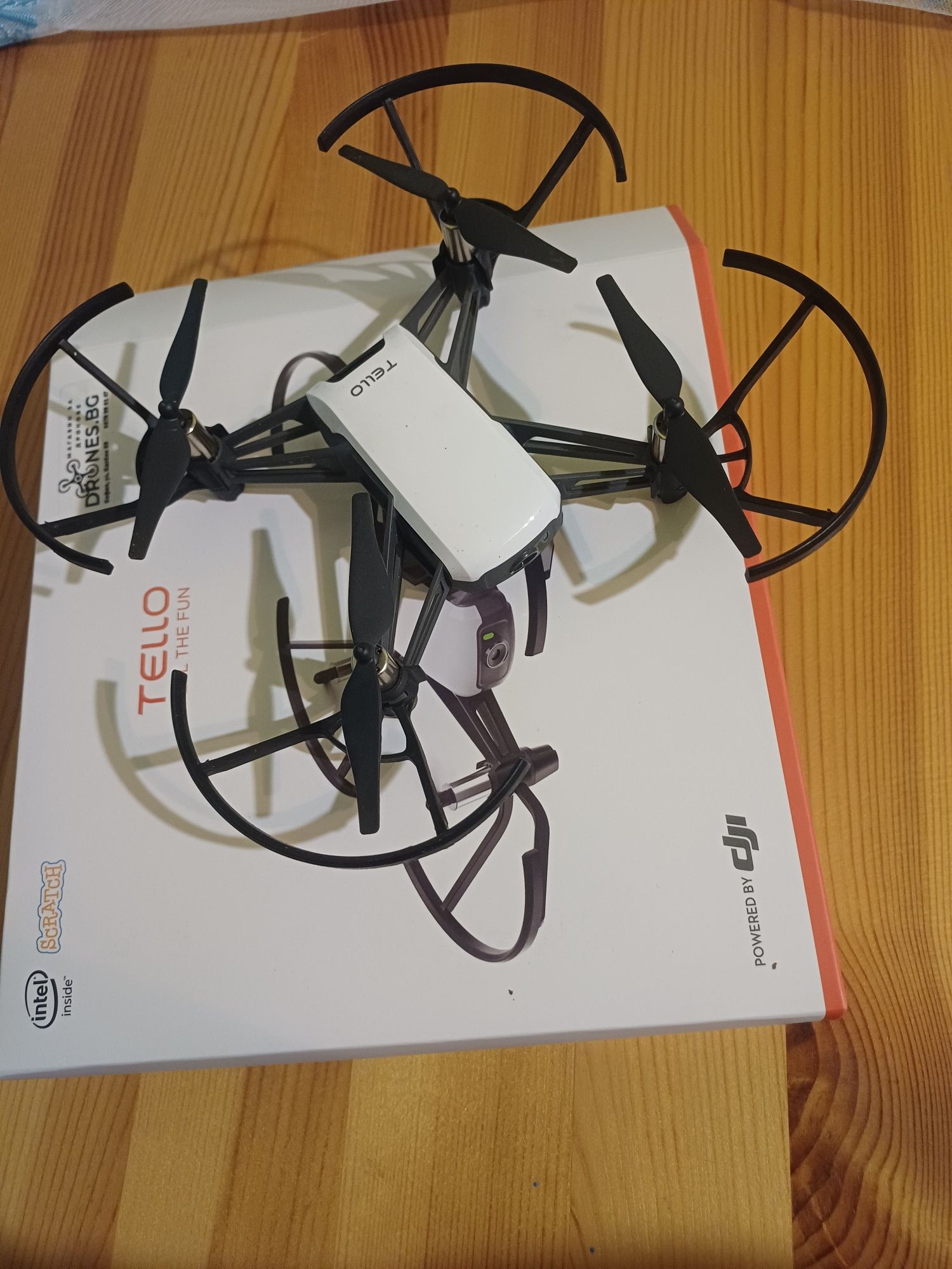 Дрон dji Tello със зарядно, перки и батерия