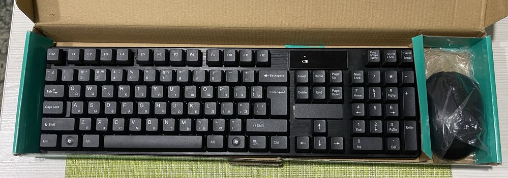Абсолютно новые беспроводные клавиатура и мышь