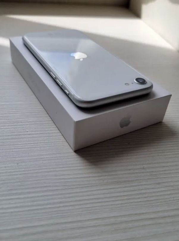 iPhone se память 256 срочно продаю