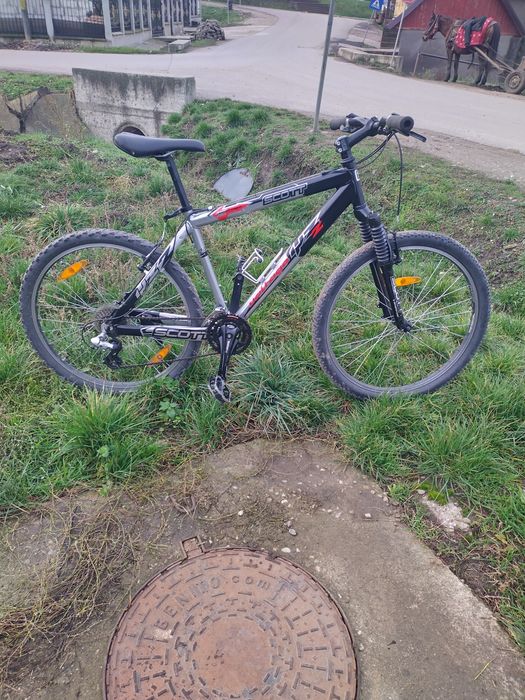 Bicicleta Scott pentru adulți sau tineri cu fițe tineri cu fițe
