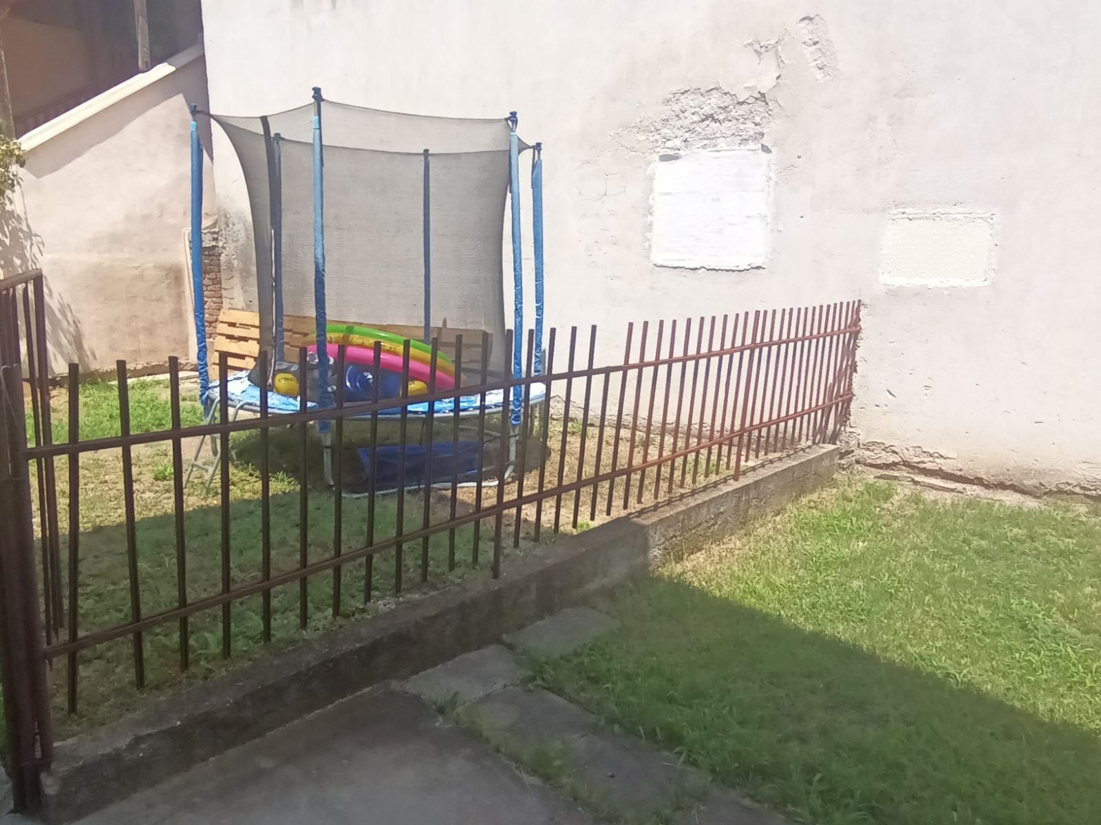 Продава се къща с гараж