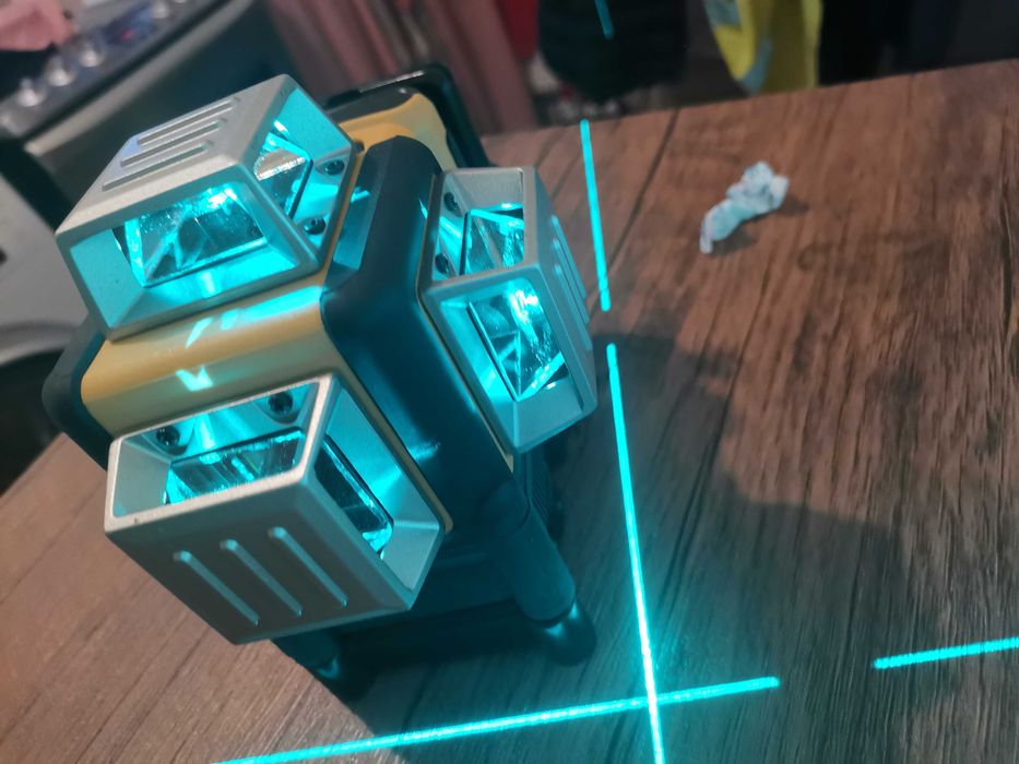 Nivela laser ca si  Dewalt 360°,3planuri acumulator 12volts accesorii