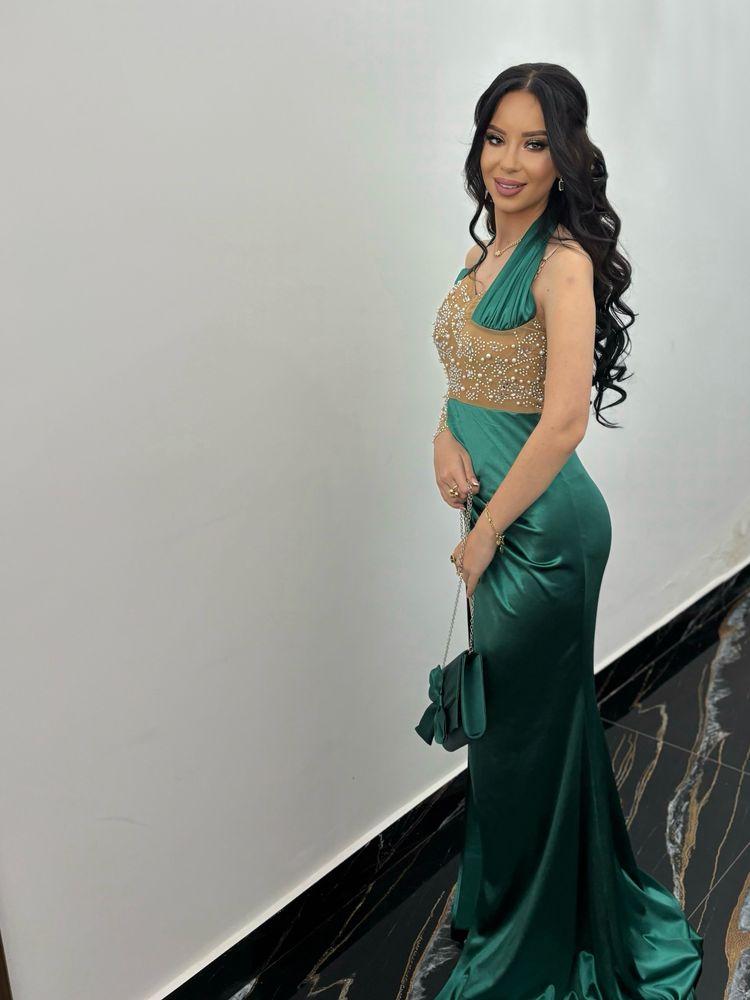 Rochie verde smarald pentru evenimente