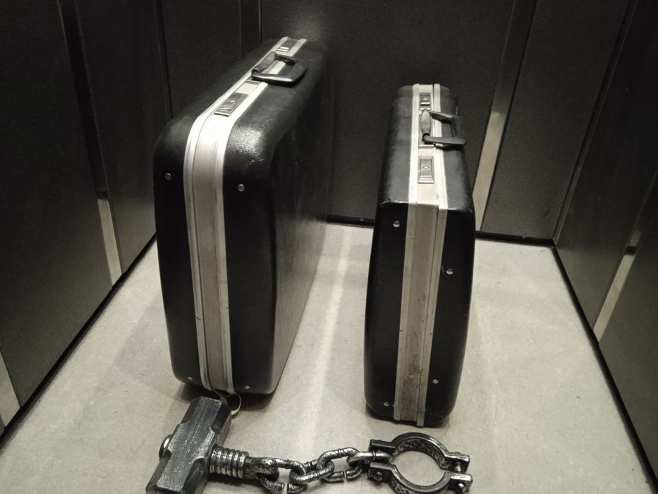 Чемодан  пластиковый серебряный как ручная кладь и черный  и дипломаты