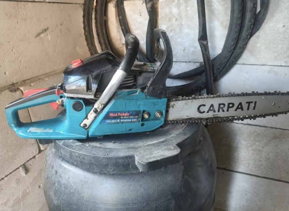 Vând drujba micul padurar