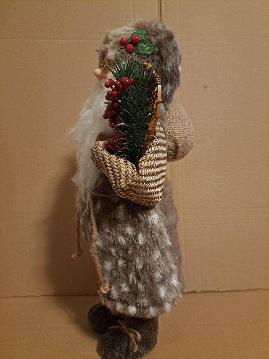 Figurina Mos Craciun cu brad sanie schiuri ursulet sac cadou 46 cm