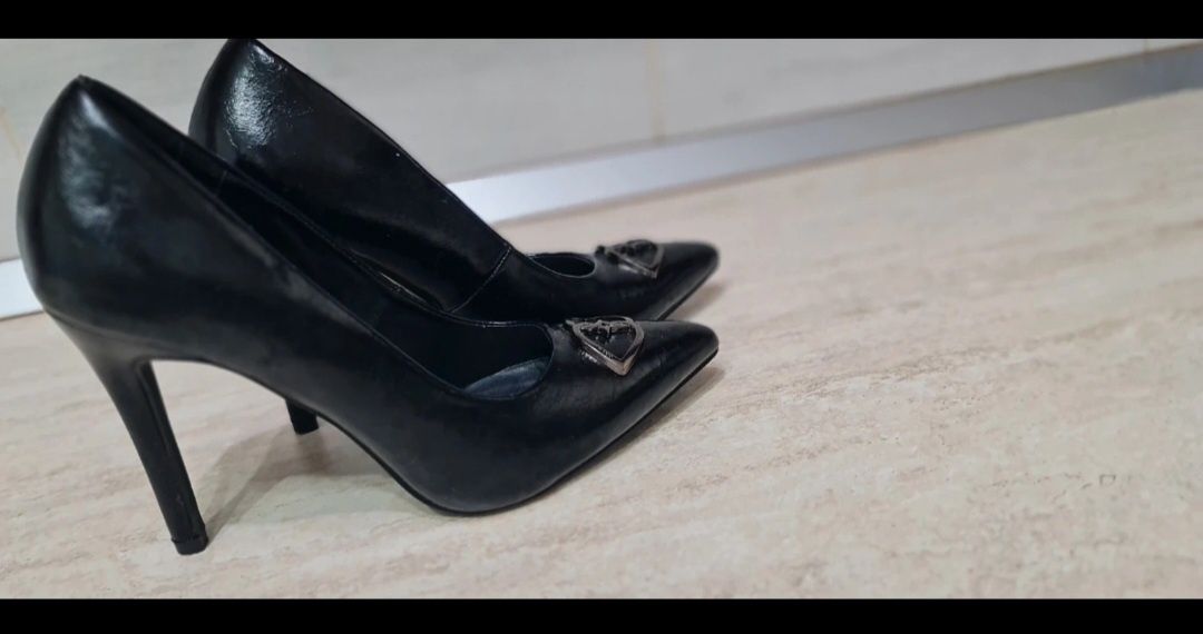 Pantofi  stiletto-Motivi