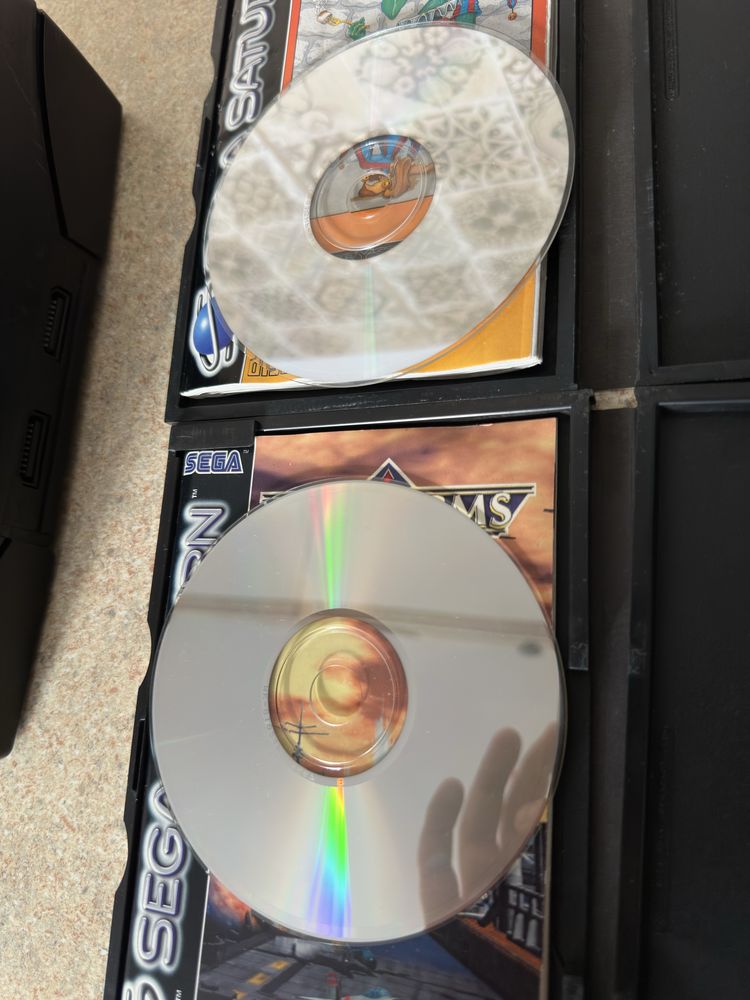 Sega Saturn functional cu doua cd-uri si controller