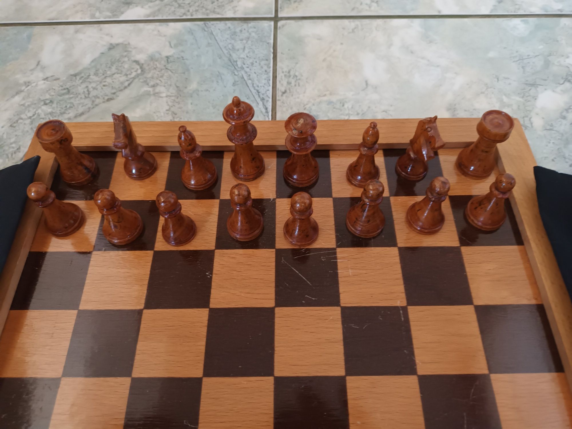 Шах дъска със дървени струговани фигури