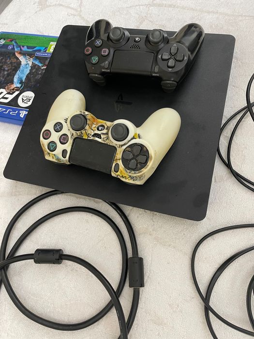 Конзола за игра PlayStation 4 Slim, FC24 и два джойстика