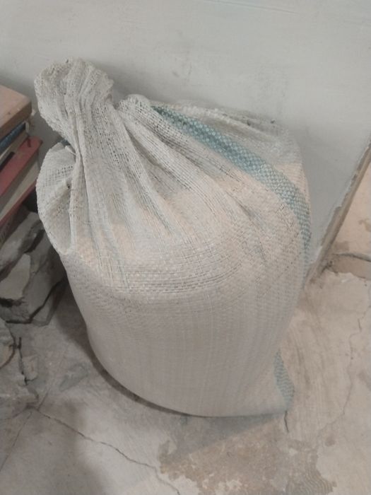 Отдам даром отсев для пола или балкона мешок и кирпичи