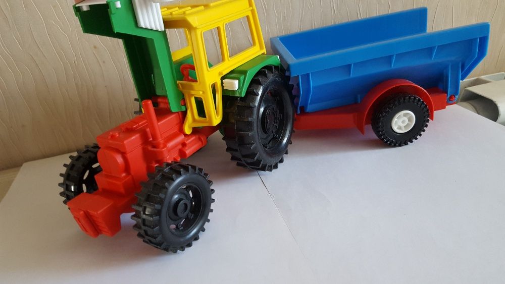 Игрушки трактор и экскаватор