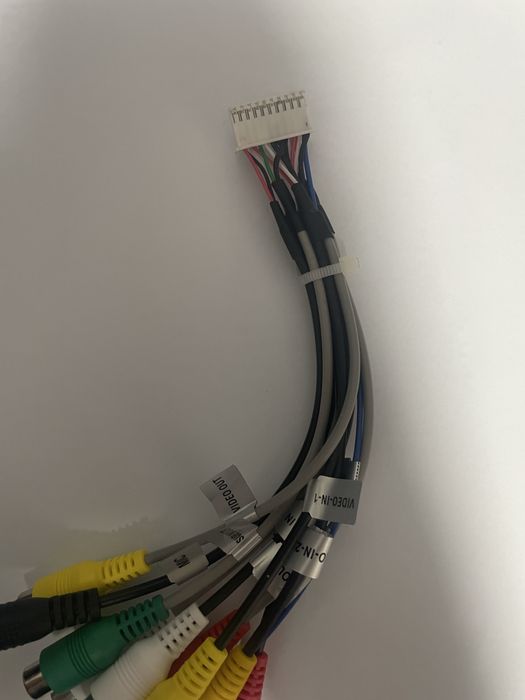 Adaptor rca 20 pini pt subwoofer navigatie,ecrane in tetiere,microfon