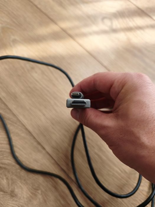 Кабел от източник с USB-C към приемник с HDMI