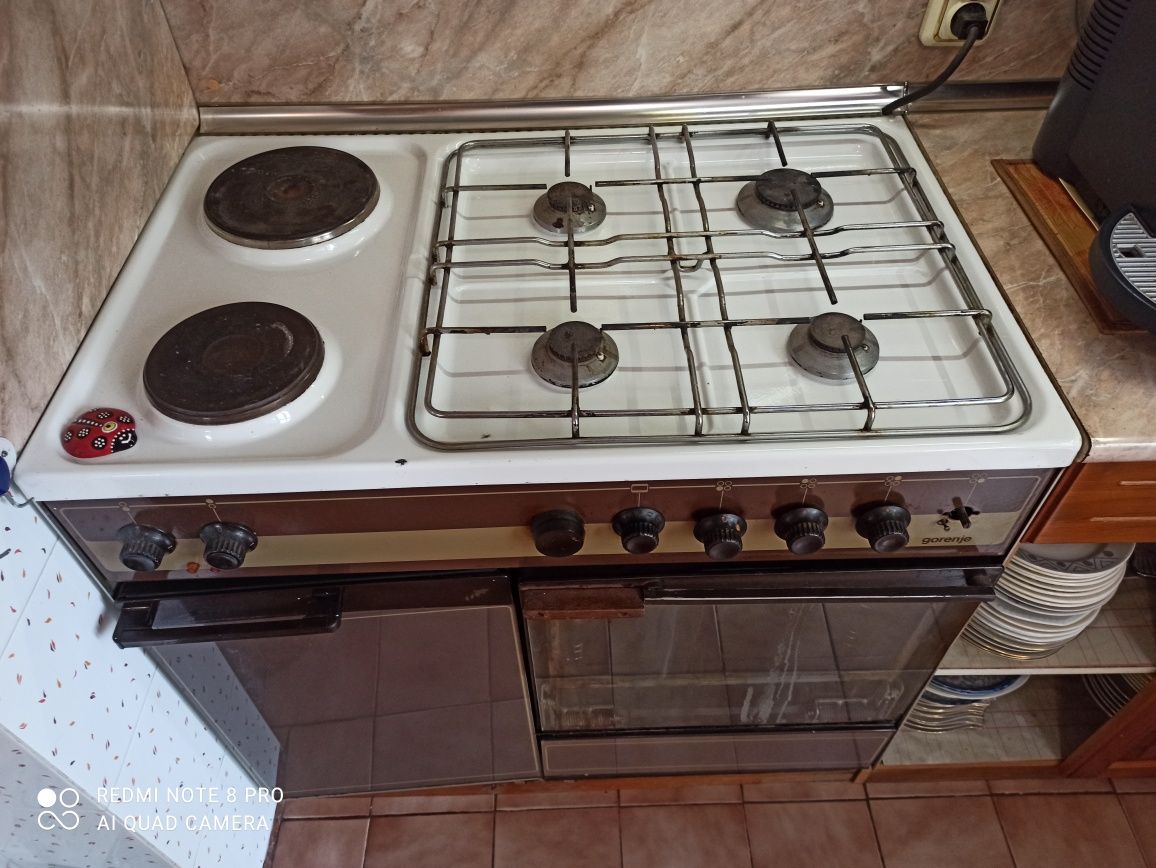 Продавам професионална готварска печка " Gorenje"!