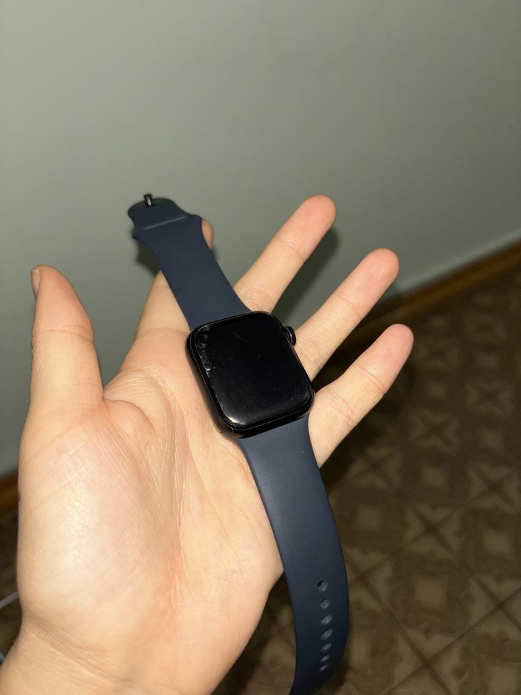 Срочно продам Apple watch SE