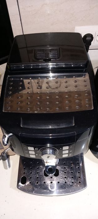 Vând expresor Delonghi Magnifica "S"