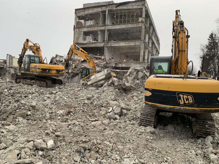 Inchiriez excavator cu foarfeca demolari