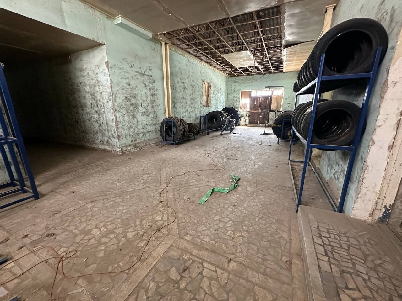 Сдается в аренду помещение 700 КВ.м вдоль оживленной трассы .