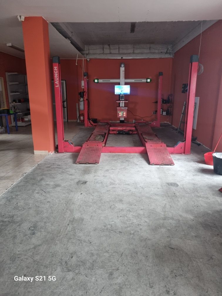Închiriez service auto functional