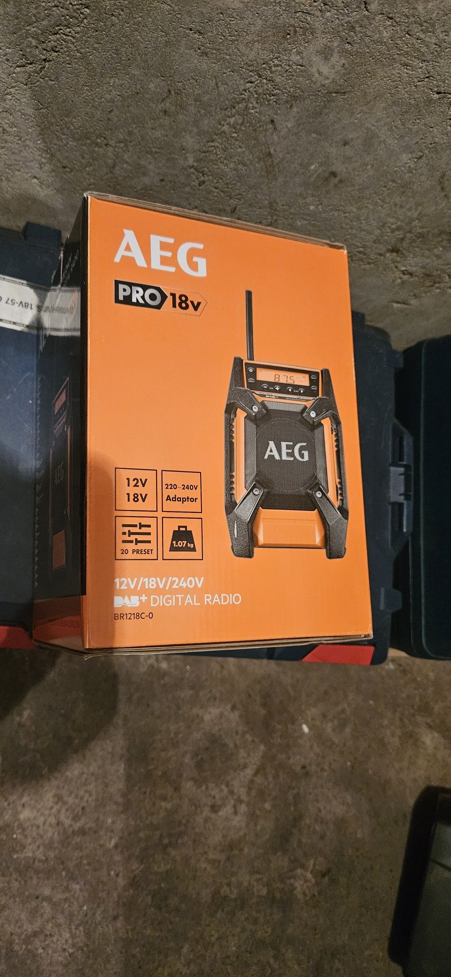НОВО радио AEG прахо и влагоустойчиво